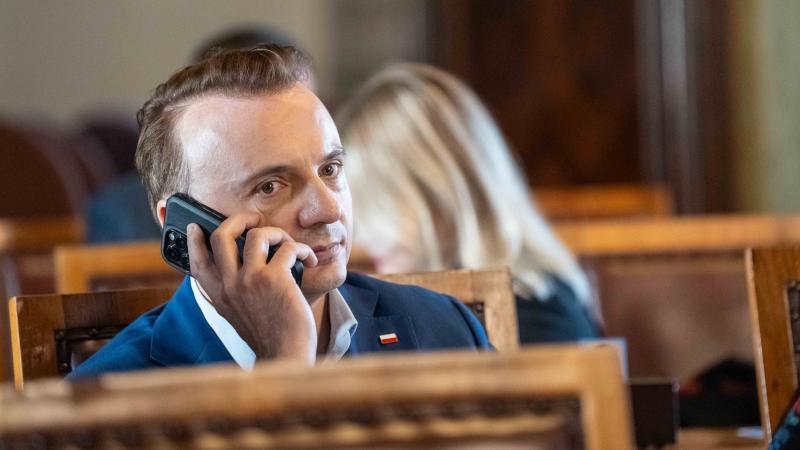 Polityk, który nie rozmawia, ale się tłumaczy.