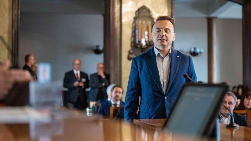 Referendalna desperacja. Gibała otwiera drzwi dla