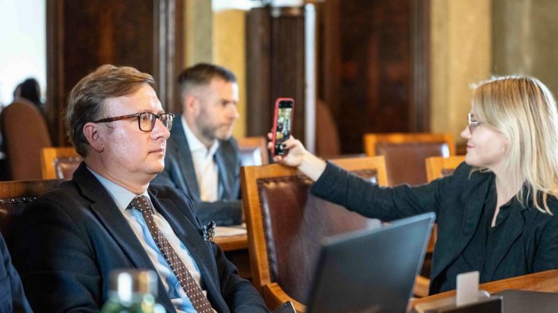 „Rozgrywa nas jak uczniaków”. 33-latka trzęsie radą miasta